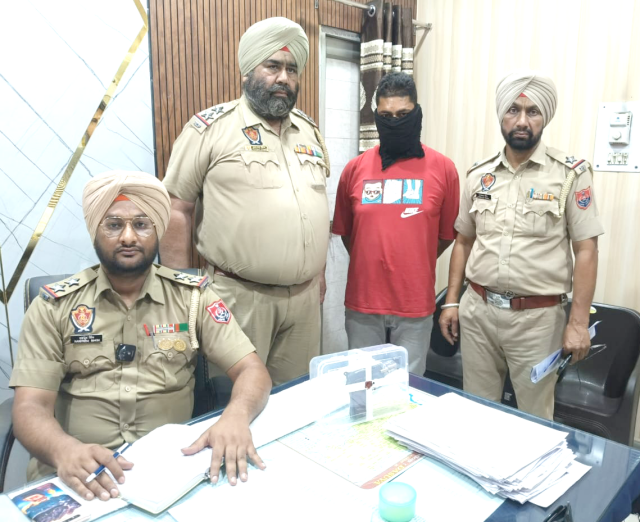 You are currently viewing ਦੇਸੀ ਆਟੋ ਪਿਸਟਲ ਤੇ 03 ਜਿੰਦਾ ਰੋਂਦ ਸਮੇਤ ਇੱਕ ਨੌਜਵਾਨ ਪੁਲਿਸ ਅੜਿੱਕੇ 