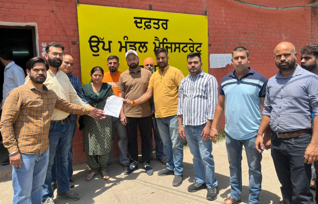 You are currently viewing ਜ਼ਿਲ੍ਹਾ ਬਟਾਲਾ ਦੀ ਬਜਰੰਗ ਦਲ ਦੀ ਟੀਮ ਨੇ ਅੱਤਵਾਦ ਵਿਰੁੱਧ ਰੋਸ ਪ੍ਰਦਰਸ਼ਨ ਕਰਦਿਆਂ ਐੱਸਡੀਐੱਮ ਨੂੰ ਸੌਂਪਿਆ ਮੰਗ ਪੱਤਰ 