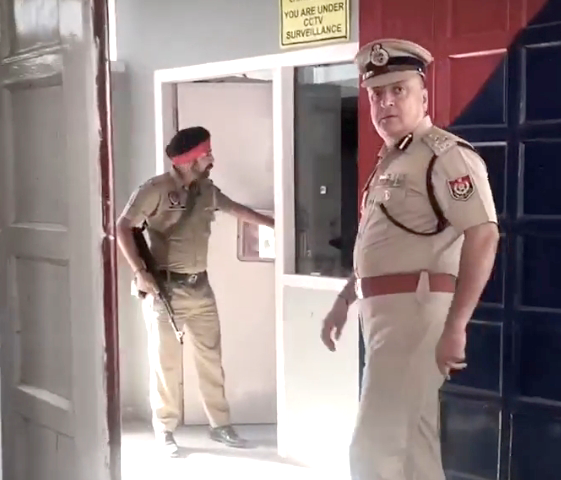 You are currently viewing DIG ਜਲੰਧਰ ਰੇਂਜ ਵਲੋਂ ਥਾਣਾ ਟਾਂਡਾ ਦਾ ਅਚਨਚੇਤ ਨਿਰੀਖਣ, ਐਸ ਐਚ ਓ…