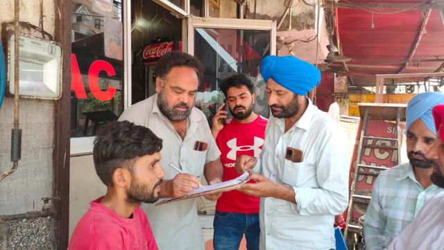Read more about the article ਚਿਕਨ ਸ਼ਾਪ ਦਾ ਮਾਲਿਕ ਕਰਵਾ ਰਿਹਾ ਸੀ ਨਾਬਾਲਿਗ ਬੱਚਿਆਂ ਤੋਂ ਮਜ਼ਦੂਰੀ