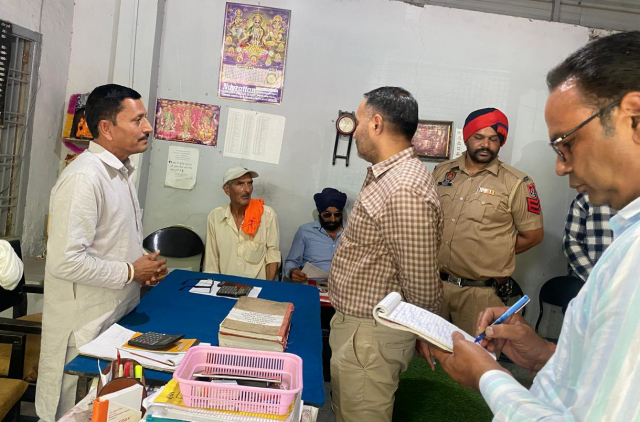 You are currently viewing ਐਸ.ਡੀ.ਐਮ ਹੁਸ਼ਿਆਰਪੁਰ ਵਲੋਂ ਤਹਿਸੀਲ ਵਿਚਲੇ ਵੈਂਡਰਾਂ ਦੀ ਅਚਨਚੇਤ ਚੈਕਿੰਗ