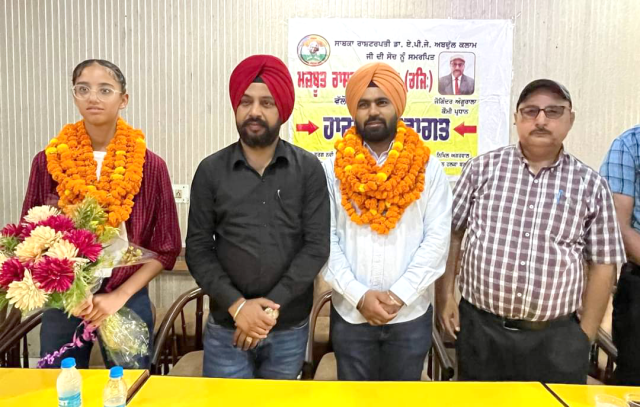 You are currently viewing ਦੇਸ਼ ਦਾ ਨਾਮ ਰੋਸ਼ਨ ਕਰਨ ਵਾਲੇ ਖਿਡਾਰੀ ਸਿਮਰਨਜੀਤ ਸਿੰਘ ਤੇ ਜੈਸਮੀਨ ਕੌਰ ਦਾ ਸਨਮਾਨ ਸਮਾਰੋਹ ਯਾਦਗਾਰੀ ਹੋ ਨਿਬੜਿਆ