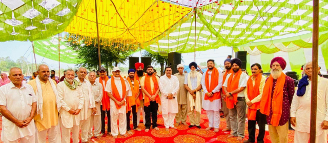 Read more about the article ਪੀਰ ਬਾਬਾ ਮੁਕਾਮ ਸ਼ਾਹ ਜੀ ਦੇ ਦਰਬਾਰ ਤੇ ਪਹੁੰਚਿਆਂ ਮੁੱਖ ਸ਼ਖਸੀਅਤਾਂ ਦਾ ਸਨਮਾਨ