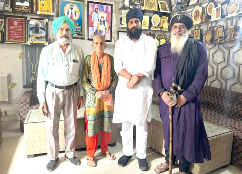 You are currently viewing ਬਾਬਾ ਦੀਪ ਸਿੰਘ ਸੇਵਾ ਦਲ ਐਂਡ ਵੈਲਫੇਅਰ ਸੋਸਾਇਟੀ ਗੜ੍ਹਦੀਵਾਲਾ ਵਲੋਂ ਇੱਕ ਹੋਰ ਮਾਤਾ ਨੂੰ ਉਸ ਦੇ ਪਰਿਵਾਰ ਨਾਲ ਮਿਲਾਇਆ