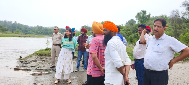 You are currently viewing ਸੰਭਾਵੀ ਹੜ੍ਹਾਂ ਨਾਲ ਨਜਿੱਠਣ ਲਈ ਕੋਈ ਕਸਰ ਬਾਕੀ ਨਹੀਂ ਛੱਡੀ ਜਾਵੇਗੀ : ਕੋਮਲ ਮਿੱਤਲ