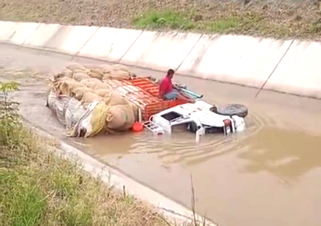 You are currently viewing ਤੂੜੀ ਨਾਲ ਭਰਿਆ ਟੈਂਪੂ ਨਹਿਰ ਵਿੱਚ ਡਿੱਗਿਆ