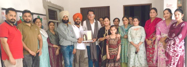 You are currently viewing ਵਿਭਾਗੀ ਤਰੱਕੀ ਹੋਣ ਤੇ ਵਰਿੰਦਰ ਸਿੰਘ ਸੈਣੀ ਦਾ ਸਨਮਾਨ