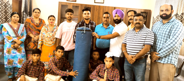 Read more about the article *ਉੱਘੇ ਖਿਡਾਰੀ ਸੋਰਵ ਪ੍ਰਮਾਰ ਵਲੋਂ ਸਰਕਾਰੀ ਸੀਨੀਅਰ ਸੈਕੰਡਰੀ ਸਕੂਲ ਮਨਹੋਤਾ ਨੂੰ ਪੰਚਿਗ ਕਿੱਟ ਭੇਂਟ*