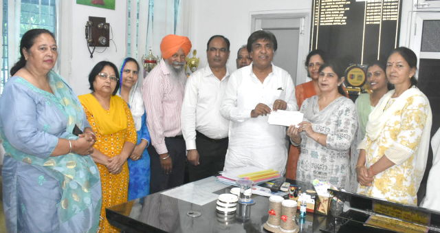 You are currently viewing ਕੈਬਨਿਟ ਮੰਤਰੀ ਜਿੰਪਾ ਨੇ ਜਵਾਹਰ ਨਵੋਦਿਆ ਵਿਦਿਆਲਿਆ ਨੂੰ ਦਿੱਤਾ 2 ਲੱਖ ਰੁਪਏ ਦਾ ਚੈੱਕ