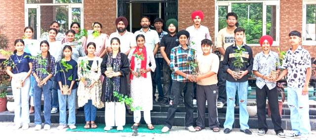 You are currently viewing ਵਿਦਿਆਰਥੀਆਂ ਵਲੋਂ “ਵਾਤਾਵਰਣ ਸੁਰੱਖਿਆ ਮੁਹਿੰਮ” ਚਲਾਈ
