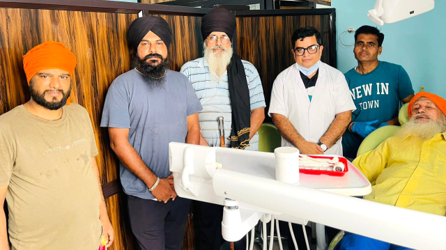 You are currently viewing ਦੰਦਾਂ ਦੇ ਡਾ ਨਵਦੀਪ ਨੇ ਓਪੀਡੀ ਦੌਰਾਨ ਮਰੀਜ਼ਾਂ ਦਾ ਕੀਤਾ ਫਰੀ ਚੈੱਕਅਪ