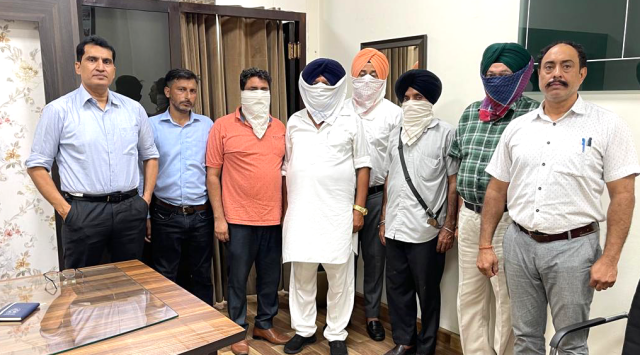 You are currently viewing ਮ੍ਰਿਤਕ ਕਿਸਾਨ ਦੇ ਨਾਂ ‘ਤੇ ਕਰਜ਼ਾ ਲੈਣ ਦੇ ਮਾਮਲੇ ‘ਚ ਸਹਿਕਾਰੀ ਬੈਂਕ ਦੇ ਪੰਜ ਕਰਮਚਾਰੀ ਵਿਜੀਲੈਂਸ ਬਿਊਰੋ ਵੱਲੋਂ ਗ੍ਰਿਫਤਾਰ