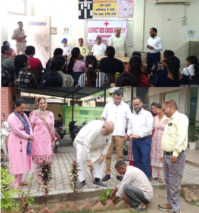 Read more about the article ਰੈੱਡ ਕਰਾਸ,ਹੁਸ਼ਿਆਰਪੁਰ ਵਿਖੇ ਅਵਿਨਾਸ਼ ਰਾਏ ਖੰਨਾ ਵੱਲੋ ਕੀਤਾ ਗਿਆ ਪੌਦਾਰੋਪਣ ਅਤੇ ਵਿਦਿਆਰਥੀਆ ਨੂੰ ਦਿੱਤਾ ਪਾਣੀ ਬਚਾਉਣ ਅਤੇ ਮਾਪਿਆਂ ਦੀ ਸੇਵਾ ਕਰਣ ਦਾ ਸੰਦੇਸ਼  