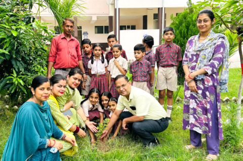 You are currently viewing ਡੀ.ਏ.ਵੀ ਪਬਲਿਕ ਸਕੂਲ ਗੜਦੀਵਾਲਾ ਵਿਖੇ ਰੁੱਖ ਲਗਾਉਣ ਦੀ ਗਤੀਵਿਧੀ ਕਰਵਾਈ ਗਈ