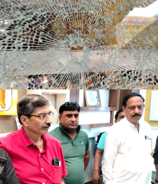 You are currently viewing ज्वैलर की दुकान पर बाइक सवार नकाबपाेश दाे युवकाें ने चलाई गाेली