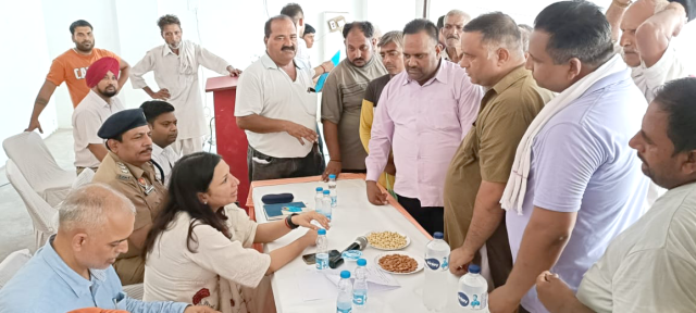 You are currently viewing ਸ਼ਿਕਾਇਤ ਨਿਵਾਰਣ ਕੈਂਪਾਂ ਦਾ ਉਦੇਸ਼ ਸਰਕਾਰੀ ਸੇਵਾਵਾਂ ਨੂੰ ਹੋਰ ਪਾਰਦਰਸ਼ੀ ਤੇ ਪਹੁੰਚਯੋਗ ਬਣਾਉਣਾ : ਡਿਪਟੀ ਕਮਿਸ਼ਨਰ