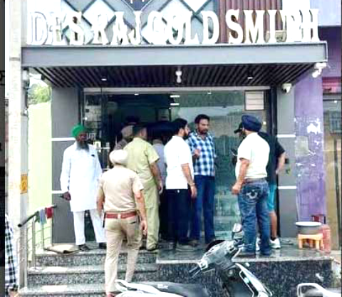 You are currently viewing ਦੋ ਅਣਪਛਾਤੇ ਨਕਾਬਪੋਸ਼ ਮੋਟਰਸਾਈਕਲ ਸਵਾਰਾਂ ਨੇ ਸੁਨਿਆਰੇ ਦੀ ਦੁਕਾਨ ‘ਤੇ ਚਲਾਇਆਂ ਗੋਲੀਆਂ