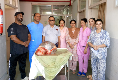 You are currently viewing ਸਿਵਲ ਹਸਪਤਾਲ ਦੇ ਡਾ.ਰਵੀ ਕੁਮਾਰ ਨੇ ਮਰੀਜ਼ ਦੇ ਢਿੱਡ ਚੋਂ ਕੱਢੀ 30 ਕਿਲੋ ਦੀ ਰਸੌਲੀ