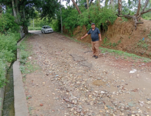 Read more about the article हैबोवाल से सिंगपुर को जोड़ने वाली सड़क की हालत खस्ता 