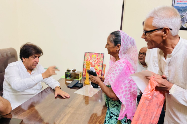 You are currently viewing ਕੈਬਨਿਟ ਮੰਤਰੀ ਬ੍ਰਮ ਸ਼ੰਕਰ ਜਿੰਪਾ ਨੇ ਲਗਾਇਆ ਖੁੱਲ੍ਹਾ ਦਰਬਾਰ, ਸੁਣੀਆਂ ਲੋਕਾਂ ਦੀਆਂ ਸਮੱਸਿਆਵਾਂ