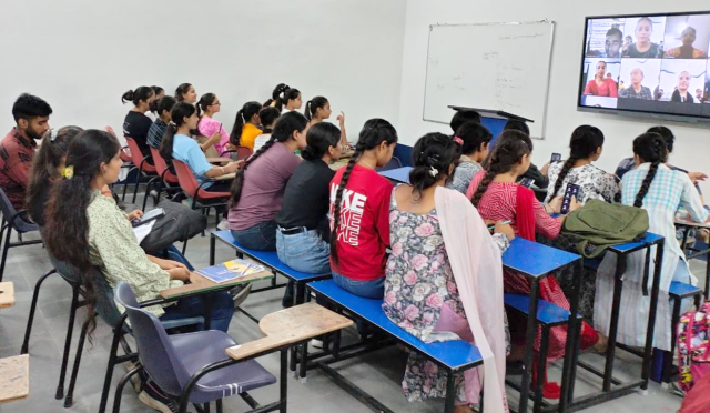 You are currently viewing ਕਮਰਸ ਵਿਭਾਗ ਵਲੋਂ ‘ਫਾਈਨੈਂਸ਼ੀਅਲ ਲਿਟਰੇਸੀ’ ਦੇ ਸੰਬੰਧ ਵਿੱਚ ਵੈਬੀਨਾਰ ਕਰਵਾਇਆ ਗਿਆ