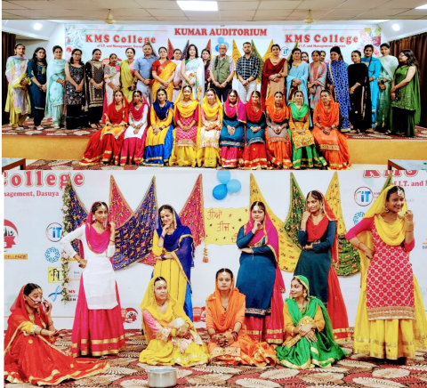 You are currently viewing ਕੇ.ਐਮ.ਐਸ ਕਾਲਜ ਵਿਖੇ ਤੀਆਂ ਦਾ ਤਿਉਹਾਰ ਧੂਮਧਾਮ ਨਾਲ ਮਨਾਇਆ ਗਿਆ