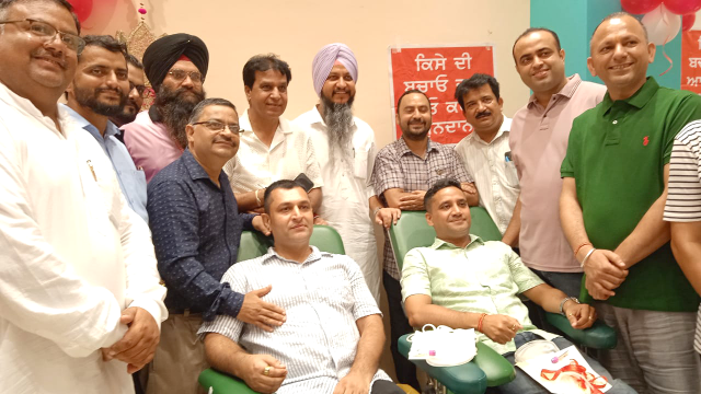 You are currently viewing ਵਿਜੇ ਸਿਟੀ ਸੈਂਟਰ ਮਾਲ ਦਸੂਹਾ ਵਿਖੇ 150ਵੇਂ ਮੈਗਾ ਖੂਨਦਾਨ ਦੌਰਾਨ 160 ਯੂਨਿਟ ਬਲੱਡ ਇਕੱਤਰ
