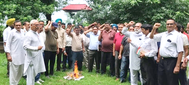 Read more about the article ਮੁਲਾਜ਼ਮਾਂ ਨੇ ਪੰਜਾਬ ਸਰਕਾਰ ਦਾ ਪੁਤਲਾ ਫੂਕਿਆ,ਪੇ-ਕਮਿਸ਼ਨ ਦੇ ਬਕਾਏ ਜਾਰੀ ਕੀਤੇ ਜਾਣ, ਪੁਰਾਣੀ ਪੈਨਸ਼ਨ ਬਹਾਲ ਕੀਤੀ ਜਾਵੇ