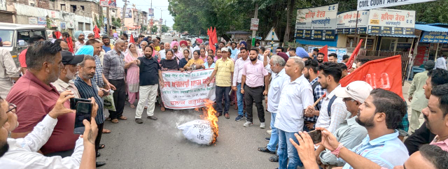 You are currently viewing ਮੁਲਾਜ਼ਮ ਅਤੇ ਪੈਨਸ਼ਨਰ ਸਾਂਝੇ ਫਰੰਟ ਦੇ ਸੱਦੇ ‘ਤੇ ਸਰਕਾਰ ਦੇ ਲਾਰਿਆਂ ਦੀ ਪੰਡ ਫੂਕੀ