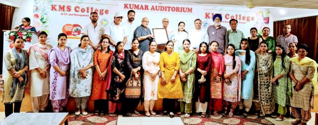 Read more about the article ਕੇ.ਐਮ.ਐਸ ਕਾਲਜ ਵਿਖੇ “ਸਾਂਭ ਲਓ ਮਾਪੇ ਰੱਬ ਮਿਲ ਜਾਊ ਆਪੇ” ਦੇ ਸਲੋਗਨ ਹੇਠ ਸੈਮੀਨਾਰ ਕਰਵਾਇਆ ਗਿਆ