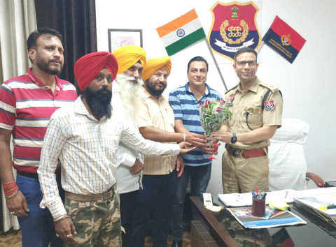 You are currently viewing इंडियन जर्नलिस्ट एसोसिएशन ऑफ़ इंडिया की टीम ने नवनियुक्त SSP को गुलदस्ता देकर की मुलाकात