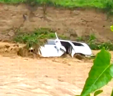 You are currently viewing शादी में जा रहे करीब 11 लोगों सहित पानी के तेज बहाव में बह गई इनोवा गाड़ी, 9 के श+व..