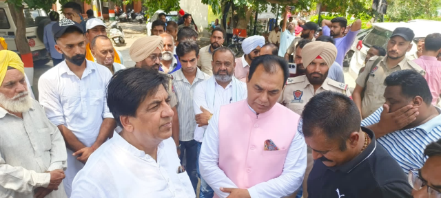 You are currently viewing ਕੈਬਨਿਟ ਮੰਤਰੀ ਜਿੰਪਾ ਤੇ ਲੋਕ ਸਭਾ ਮੈਂਬਰ ਡਾ. ਚੱਬੇਵਾਲ ਨੇ ਜੇਜੋਂ ਚੋਅ ਹਾਦਸੇ ਦੇ ਪੀੜਤ ਪਰਿਵਾਰਾਂ ਨਾਲ ਮੁਲਾਕਾਤ ਕਰਕੇ ਕੀਤਾ ਦੁੱਖ ਸਾਂਝਾ