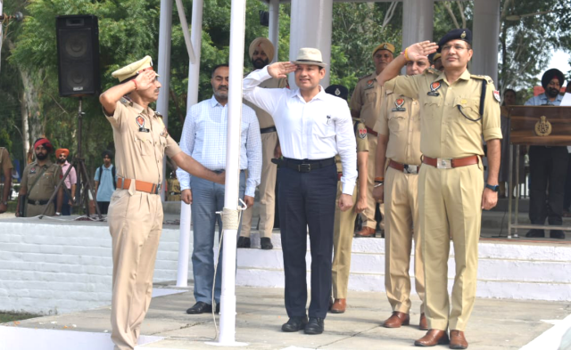 You are currently viewing ਜ਼ਿਲ੍ਹਾ ਪੱਧਰੀ ਆਜ਼ਾਦੀ ਦਿਵਸ ਸਮਾਗਮ ਦੀ ਹੋਈ ਫੁੱਲ ਡਰੈੱਸ ਰਿਹਰਸਲ