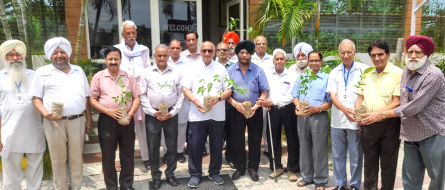 You are currently viewing ਵਾਤਾਵਰਨ ਨੂੰ ਬਚਾਉਣ ਲਈ “ਏਕ ਪੇੜ ਮਾਂ ਕੇ ਨਾਮ” ਮੁਹਿੰਮ ਅਧੀਨ ਪੌਦੇ ਵੰਡੇ ਗਏ