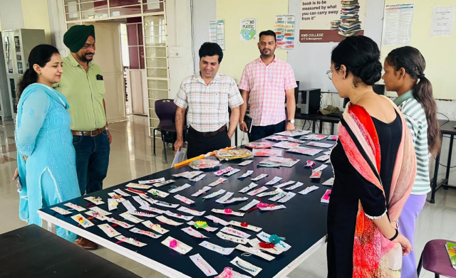 Read more about the article ਸ਼੍ਰੀਮਤੀ ਮੰਜੁਲਾ ਸੈਣੀ ਫੈਸ਼ਨ ਵਿਭਾਗ ਵੱਲੋਂ ਰੱਖੜੀਆਂ ਬਣਾ ਕੇ ਪ੍ਰਦਰਸ਼ਨੀ ਲਗਾਈ ਗਈ