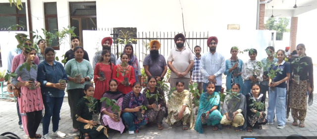 You are currently viewing ਵਾਤਾਵਰਨ ਪੱਖੋਂ ਜਾਗਰੂਕ ਕਰਨ ਲਈ ਖ਼ਾਲਸਾ ਕਾਲਜ ਦੁਆਰਾ ਵਿਦਿਆਰਥੀਆਂ ਨੂੰ ਬੂਟੇ ਵੰਡੇ ਗਏ