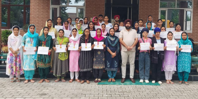 You are currently viewing ਧਾਰਮਿਕ ਪ੍ਰੀਖਿਆ ਵਿੱਚੋਂ ਚੰਗੇ ਅੰਕ ਲੈਣ ਵਾਲੇ ਵਿਦਿਆਰਥੀ ਸਨਮਾਨਿਤ