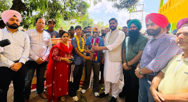 You are currently viewing ਖੇਡਾਂ ਵਤਨ ਪੰਜਾਬ ਦੀਆਂ’.. ਮਸ਼ਾਲ ਮਾਰਚ ਦਾ ਸ੍ਰੀ ਅੰਮ੍ਰਿਤਸਰ ਤੋਂ ਗੁਰਦਾਸਪੁਰ ਜ਼ਿਲ੍ਹੇ ‘ਚ ਦਾਖਲ ਹੋਣ ’ਤੇ ਜ਼ਿਲ੍ਹਾ ਪ੍ਰਸ਼ਾਸਨ ਵਲੋਂ ਭਰਵਾਂ ਸਵਾਗਤ