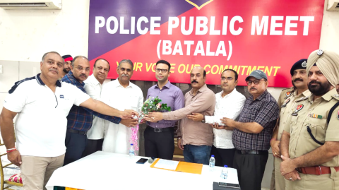 You are currently viewing ਬਟਾਲਾ ਪੁਲਿਸ ਦਾ ਸ਼ਾਨਦਾਰ ਨਿਵੇਕਲਾ ਉਪਰਾਲਾ—ਸ਼ਹਿਰ ਵਾਸੀਆਂ ਨੂੰ ਆਪਣੀਆਂ ਮੁਸ਼ਕਿਲਾਂ ਤੇ ਸੁਝਾਅ ਦੱਸਣ ਲਈ ਮੁਹੱਈਆ ਕਰਵਾਇਆ ਖੁੱਲ੍ਹਾ ਪਲੇਟਫਾਰਮ