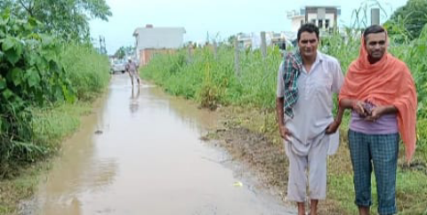 You are currently viewing 100 घरों को जोड़ने वाली सड़क ने धारा छप्पड़ का रुप