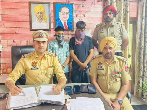 You are currently viewing ਪੁਲਿਸ ਨੇ ਚੋਰੀ ਦੇ ਮੋਬਾਈਲਾਂ ਸਮੇਤ ਦੋ ਨੌਜਵਾਨ ਕੀਤੇ ਕਾਬੂ