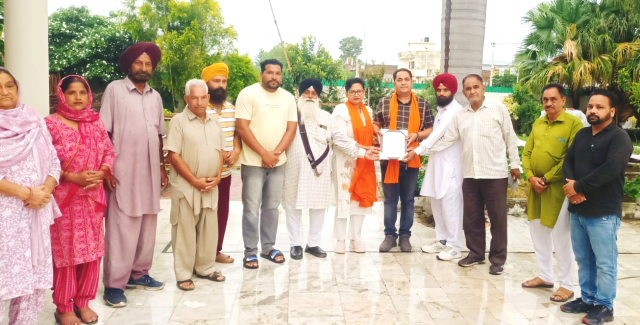 You are currently viewing ਵਧੀਆ ਸੇਵਾਵਾਂ ਦੇਣ ਤੇ ਡਾਕਟਰ ਰਣਜੀਤ ਸਿੰਘ ਰਾਣਾ ਨੂੰ ਕੀਤਾ ਸਨਮਾਨਿਤ