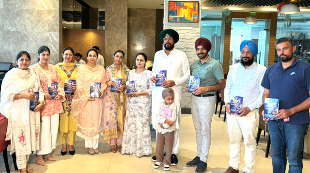 Read more about the article ਕੁਲਦੀਪ ਧਾਲੀਵਾਲ ਵੱਲੋਂ ਅਭਿਰੂਪ ਮਾਨ ਦਾ ਪਲੇਠਾ ਕਹਾਣੀ ਸੰਗ੍ਰਹਿ ਲੋਕ ਅਰਪਣ