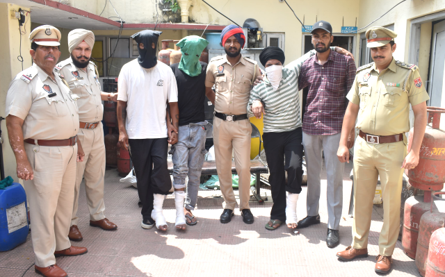 You are currently viewing ਮੋਬਾਈਲ ਖੋਹਣ ਤੇ ਕੁੜੀ ਨੂੰ ਦਰਾੜਨ ਵਾਲੇ ਤਿੰਨ ਗ੍ਰਿਫ਼ਤਾਰ