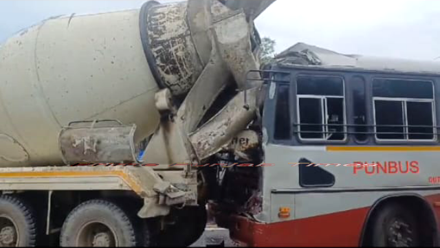 You are currently viewing ਬੱਸ ਅਤੇ ਸੀਮੈਂਟ ਮਿਕਸਚਰ ਟਰੱਕ ‘ਚ ਹੋਈ ਟੱਕਰ,ਇੱਕ ਦਰਜਨ ਤੋਂ ਜਿਆਦਾ ਲੋਕ ਹੋਏ ਜਖਮੀ 