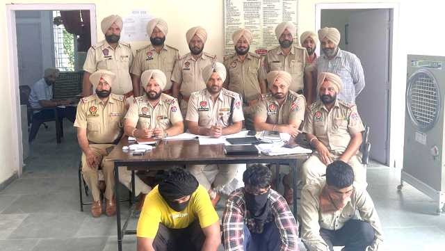 You are currently viewing ਲੁੱਟ-ਖੋਹ ਅਤੇ ਡਕੈਤੀ ਦੀ ਵਾਰਦਾਤ ਚ ਲੋੜੀਂਦੇ ਤਿੰਨ ਮੁਲਜ਼ਮਾਂ ਨੂੰ ਪੁਲਿਸ ਨੇ ਕੀਤਾ ਕਾਬੂ