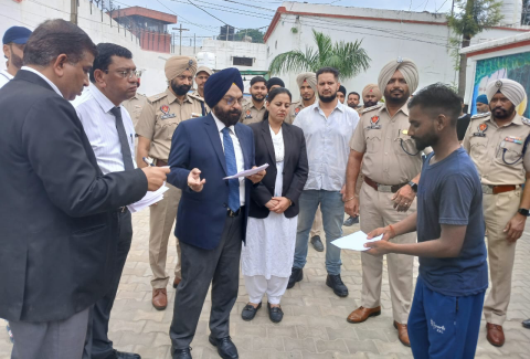 You are currently viewing ਪੰਜਾਬ ਰਾਜ ਕਾਨੂੰਨੀ ਸੇਵਾਵਾਂ ਅਥਾਰਟੀ ਦੇ ਮੈਂਬਰ ਸਕੱਤਰ ਨੇ ਕੇਂਦਰੀ ਜੇਲ੍ਹ ਦਾ ਕੀਤਾ ਦੌਰਾ