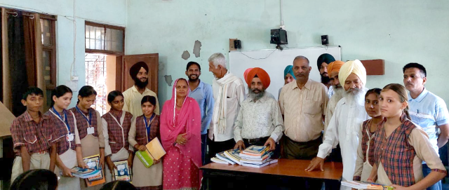 You are currently viewing  *ਸੰਸਾਰਪੁਰ-ਮੱਕੋਵਾਲ ਸਕੂਲ ਦੇ ਵਿਦਿਆਰਥੀਆਂ ਨੂੰ ਸਟੇਸ਼ਨਰੀ ਵੰਡੀ*