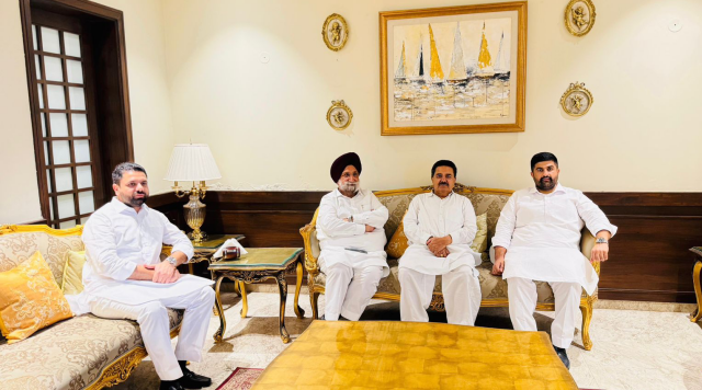 You are currently viewing ਮੈਂਬਰ ਪਾਰਲੀਮੈਂਟ ਸੁਖਜਿੰਦਰ ਰੰਧਾਵਾ ਨੇ ਪਿੰਡ ਜੈਂਤੀਪੁਰ ਪਹੁੰਚ ਸਾਬਕਾ ਚੇਅਰਮੈਨ ਰਜਿੰਦਰ ਕੁਮਾਰ ਪੱਪੂ ਜੈਂਤੀਪੁਰ ਨਾਲ ਕੀਤੀ ਮੁਲਾਕਾਤ